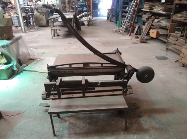 Cod.0800-U-Guillotina-manual-tipo-banana-1000mm-02
