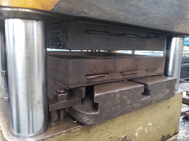 Cod.0954-U-Prensa-hidráulica-de-4-columnas-marca-Rolop-40T-05