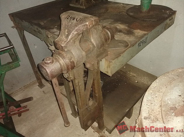 Cod.1246-U-Mesa-de-trabajo-con-morsa-02