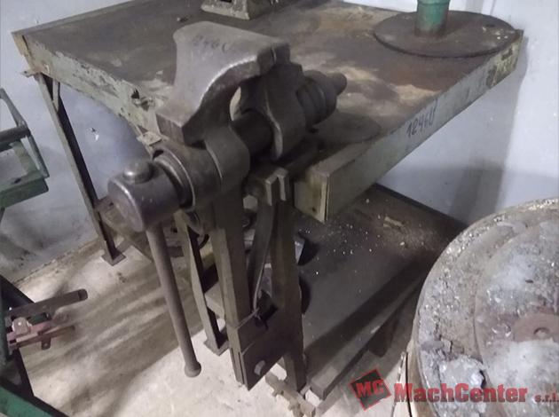 Cod.1246-U-Mesa-de-trabajo-con-morsa-03