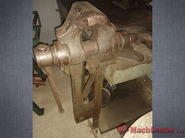 Cod.1246-U-Mesa-de-trabajo-con-morsa-04