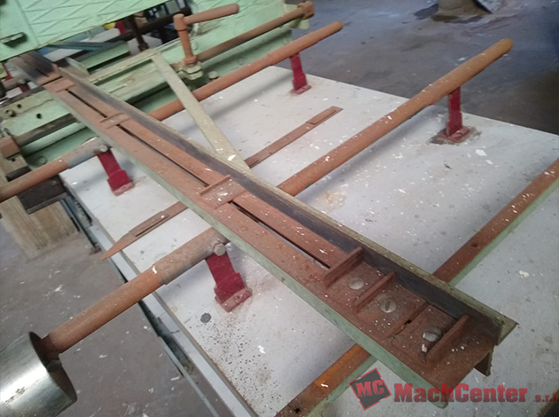 Cod.1319-UBIS-Punzonadora-manual-con-banco-de-trabajo-06