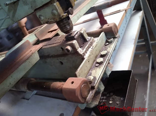 Cod.1319-UBIS-Punzonadora-manual-con-banco-de-trabajo-08