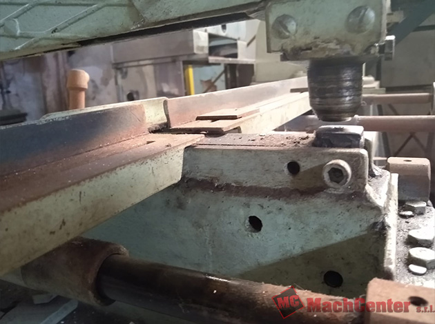 Cod.1319-UBIS-Punzonadora-manual-con-banco-de-trabajo-09