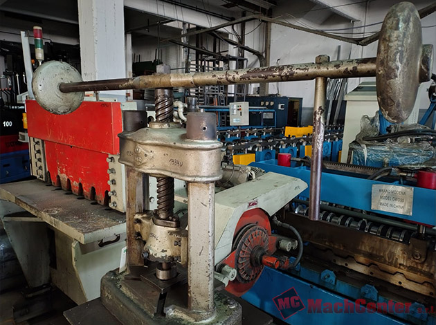 Cod.1334-U-Prensa-tornillo-GOG-con-pedestal-04