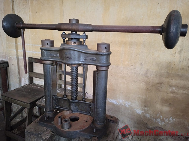 Cod.1546-U-Prensa-a-tornillo-01