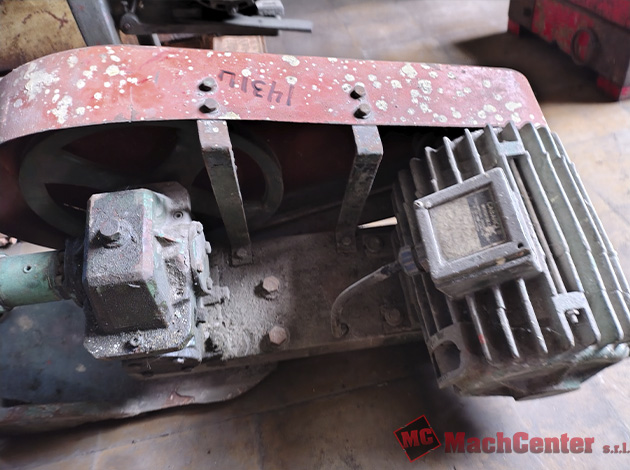 Cod.1431-U-Motor-de-3HP-con-reductor-salida-cardánica-02